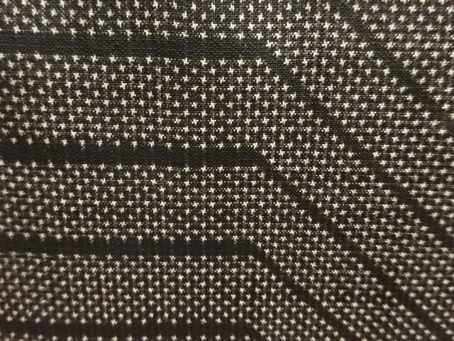 アンティーク　幾何学模様織出し本場泥大島紬着物（5マルキ）